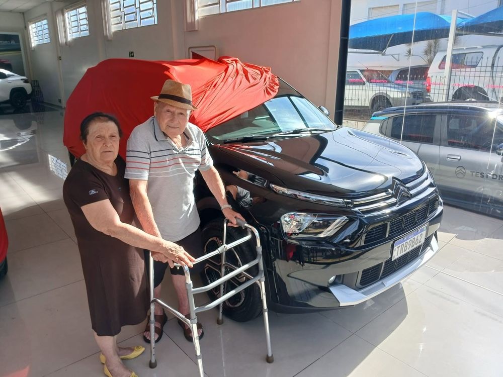 Casal de idosos ao lado do Citroën novo na concessionária